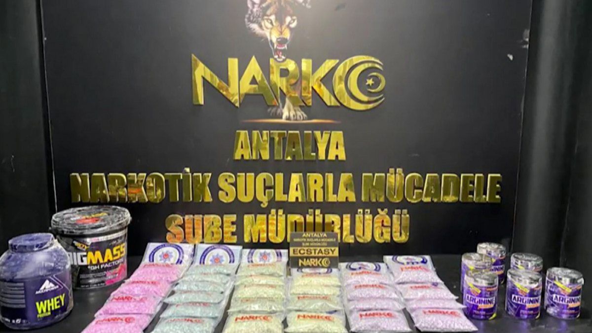 Antalya'da kargo firması baskınında 19 bin ecstasy hap ele geçirildi
