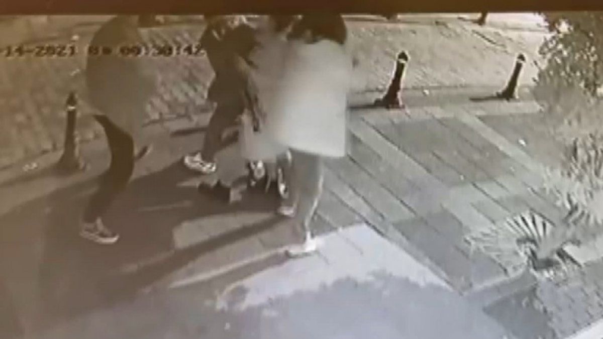 Kadıköy’de, sokak ortasında idrar yapma kavgası kamerada