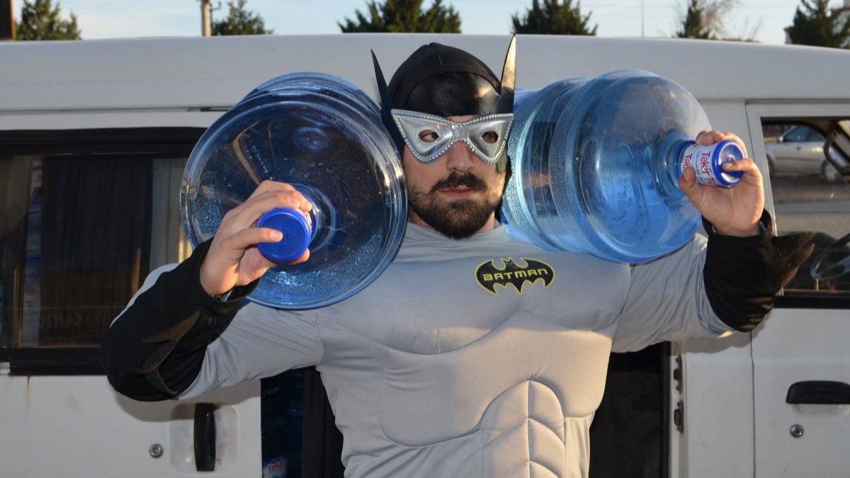 Aksaray'da işleri açılsın diye Batman kostümüyle su satmaya başladı