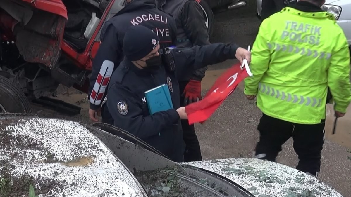 Kocaeli'deki polis, kaza yerindeki bayrağı elinden bırakmadı