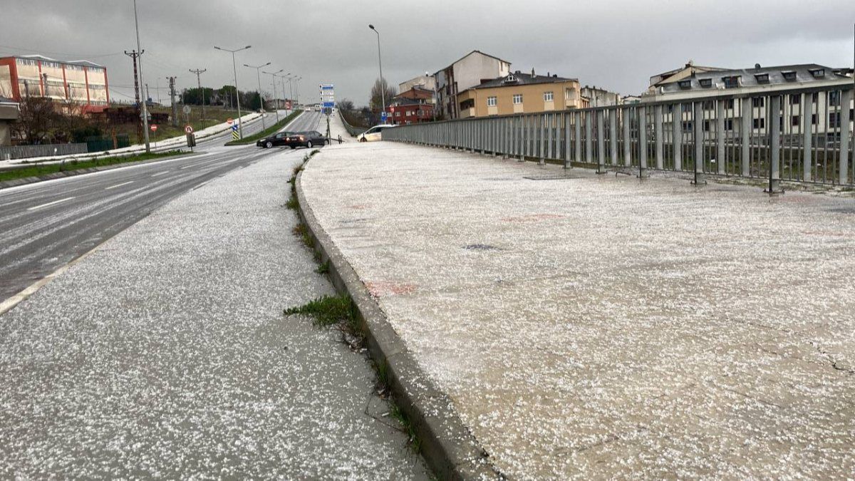 Arnavutköy'deki dolu yağışı, yolları beyaza bürüdü
