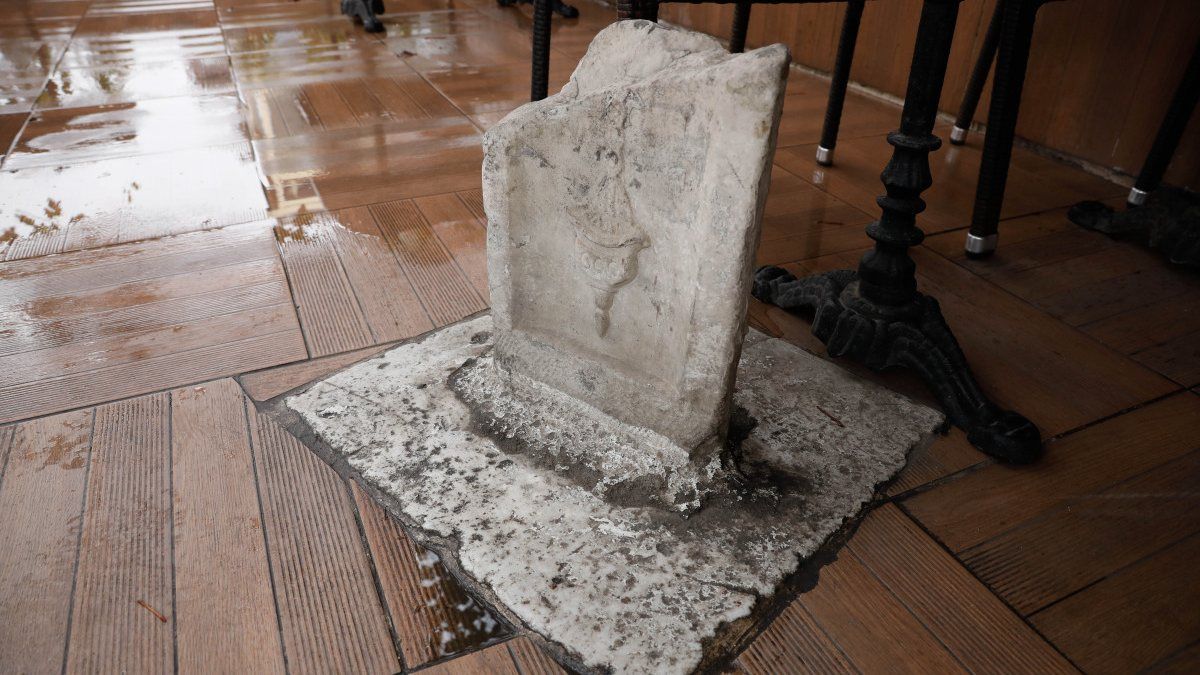 Eyüpsultan'da kebapçıdaki kıble taşı ilgi görüyor