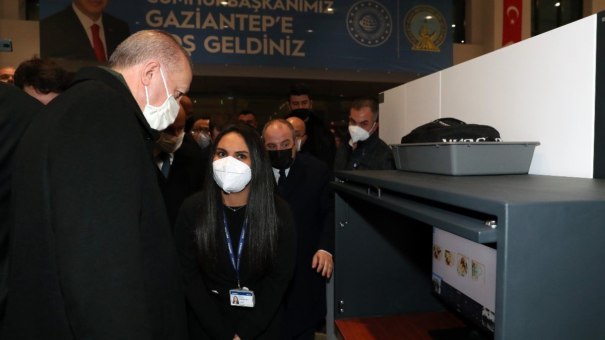 Cumhurbaşkanı Erdoğan, yerli X-ray cihazını Gaziantep’te inceledi