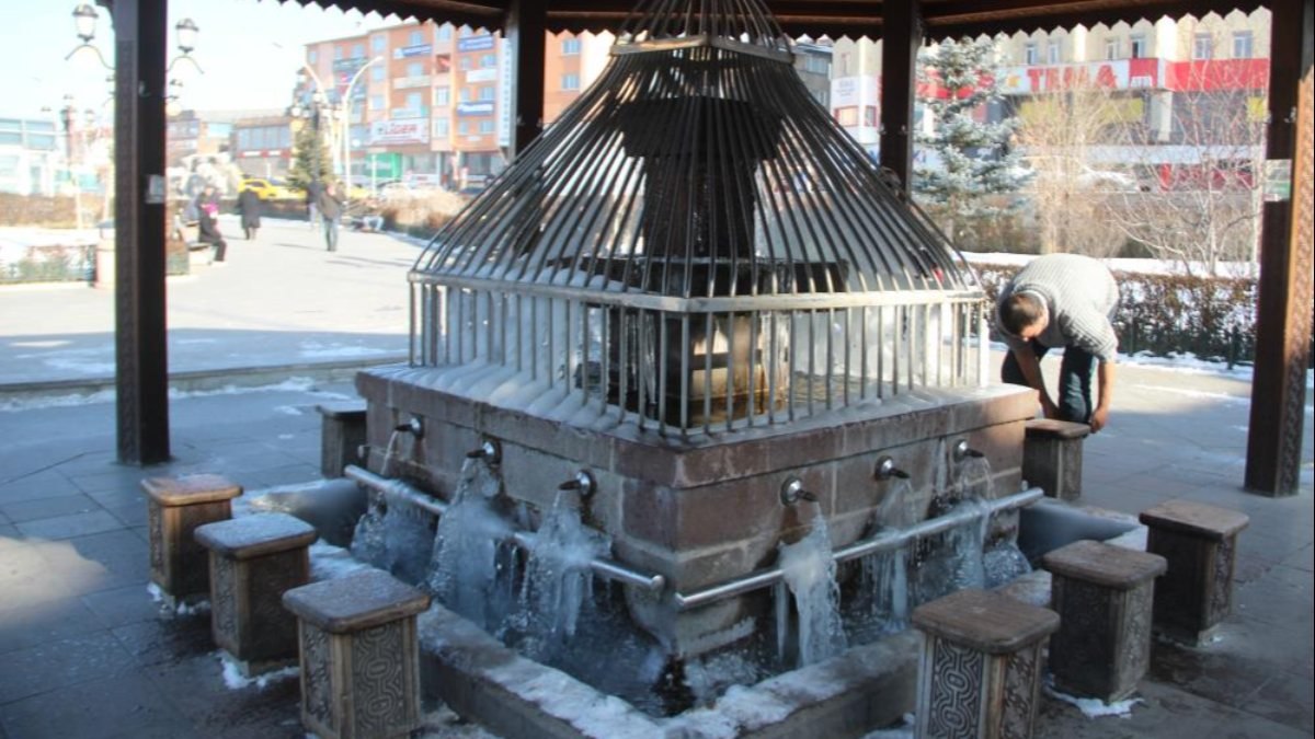 Erzurum'da şadırvanlar buz tuttu