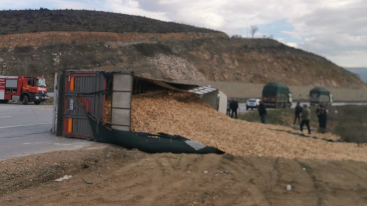 Bursa'da tır devrildi: 20 ton talaş yola saçıldı