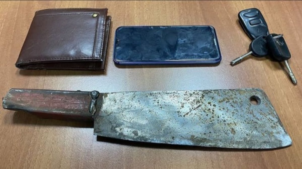 İzmir'de satırla yaraladığı kişiyi gasbeden saldırgan tutuklandı