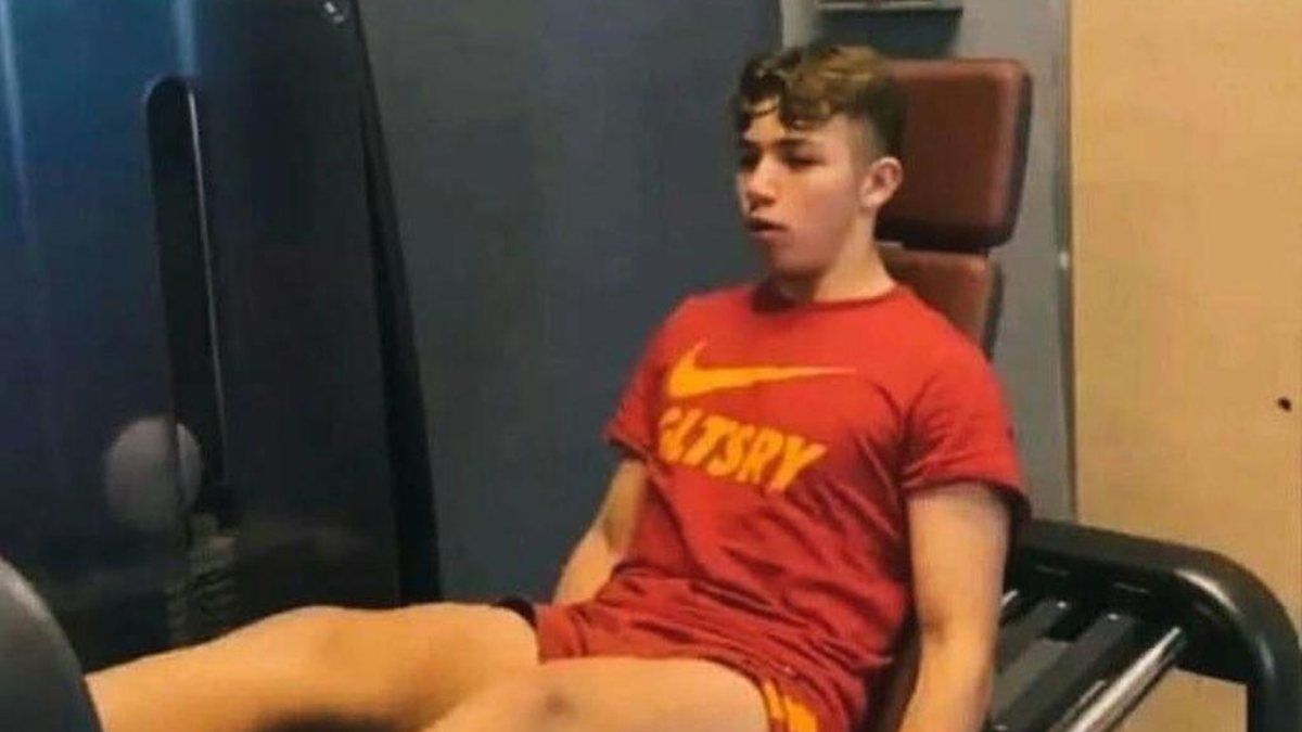 Galatasaray tişörtü giyen genç futbolcu kovuldu