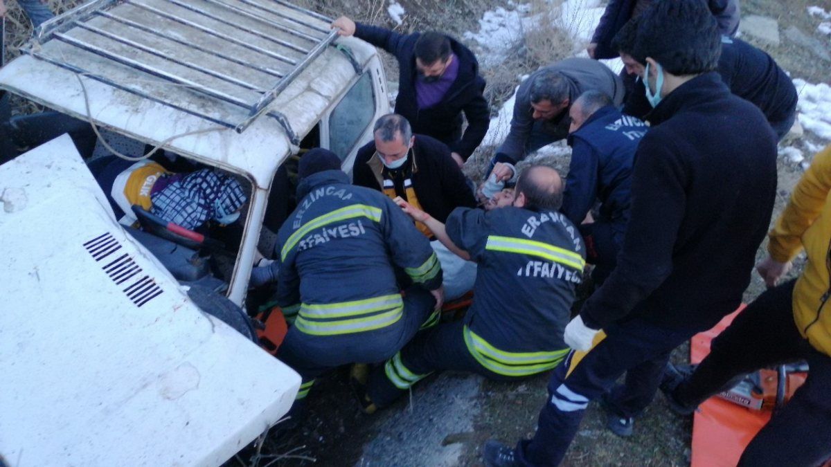 Erzincan'da araçta sıkışan sürücü itfaiye ekiplerince kurtarıldı