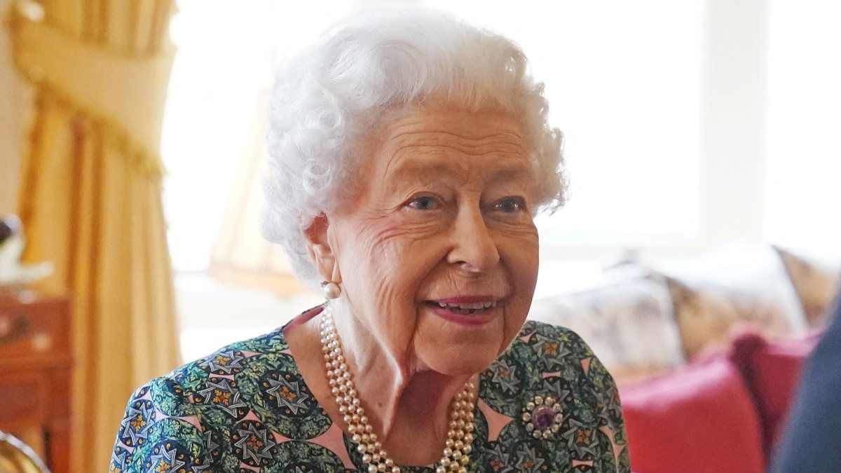 Kraliçe Elizabeth kameralara görüntü verdi