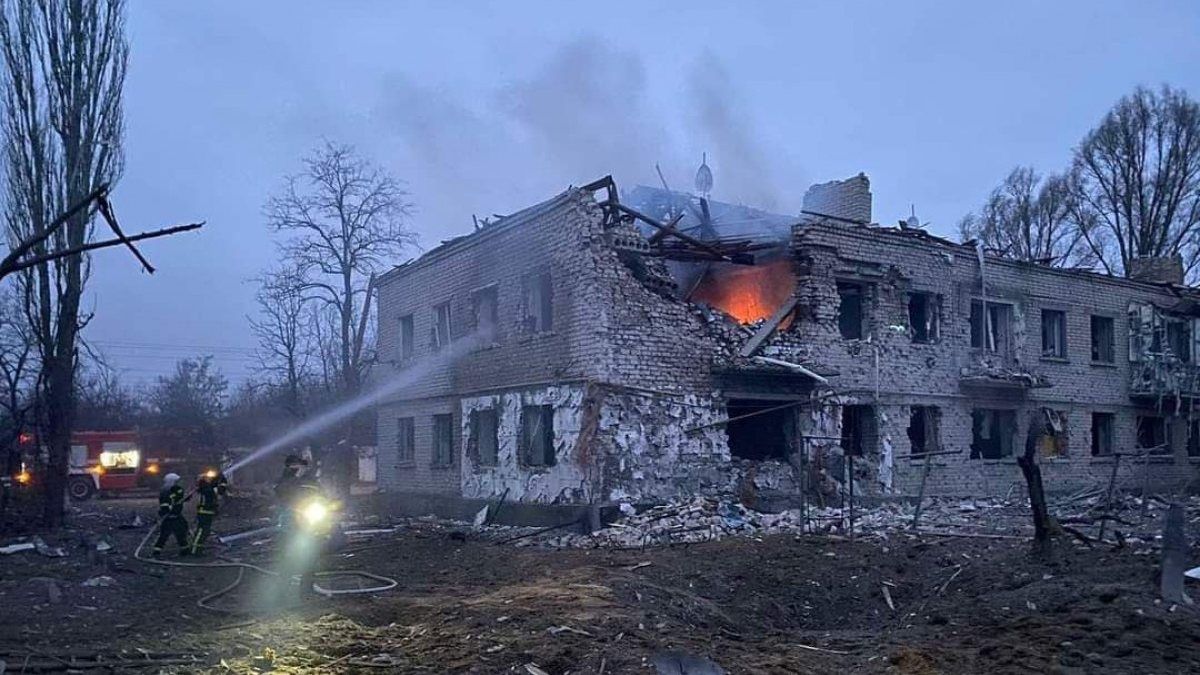 Ukrayna'daki Luhansk bölgesinde bombardıman, yıkıma neden oldu