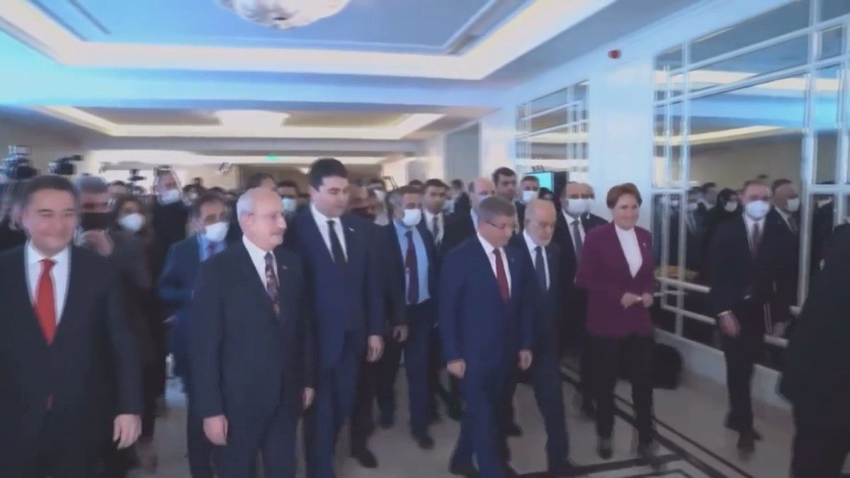6 muhalefet partisinin liderleri salona yan yana yürüyerek girdi