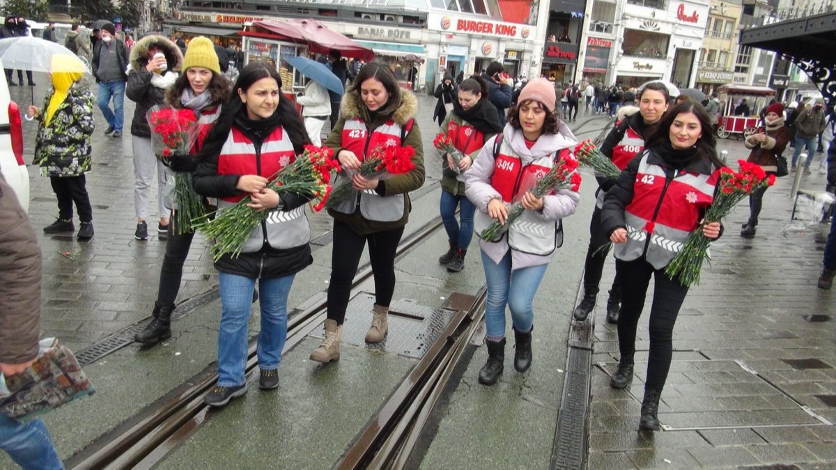Taksim'de kadın polisler, hemcinslerine çiçek dağıttı