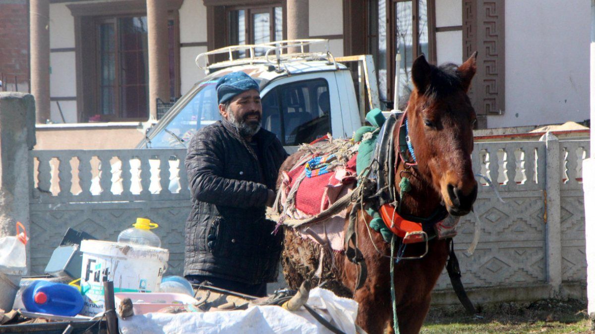 Düzce'de atı yorulunca arabayı kendi çeken adama yem desteği