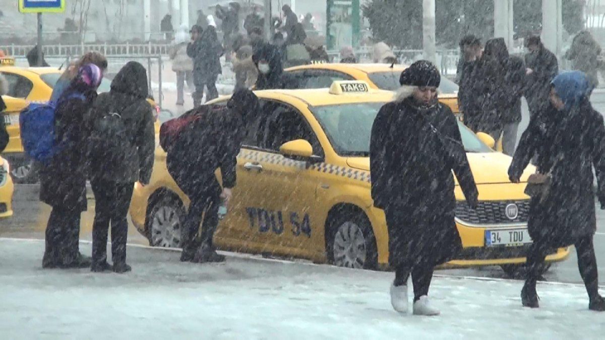 İstanbul'da taksiciler, kar yağışını fırsata çevirdi