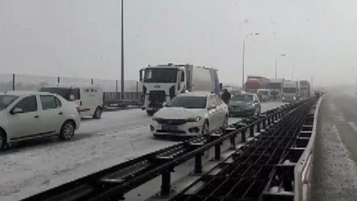 TEM'de zincirleme kaza: Uzun araç kuyrukları oluştu