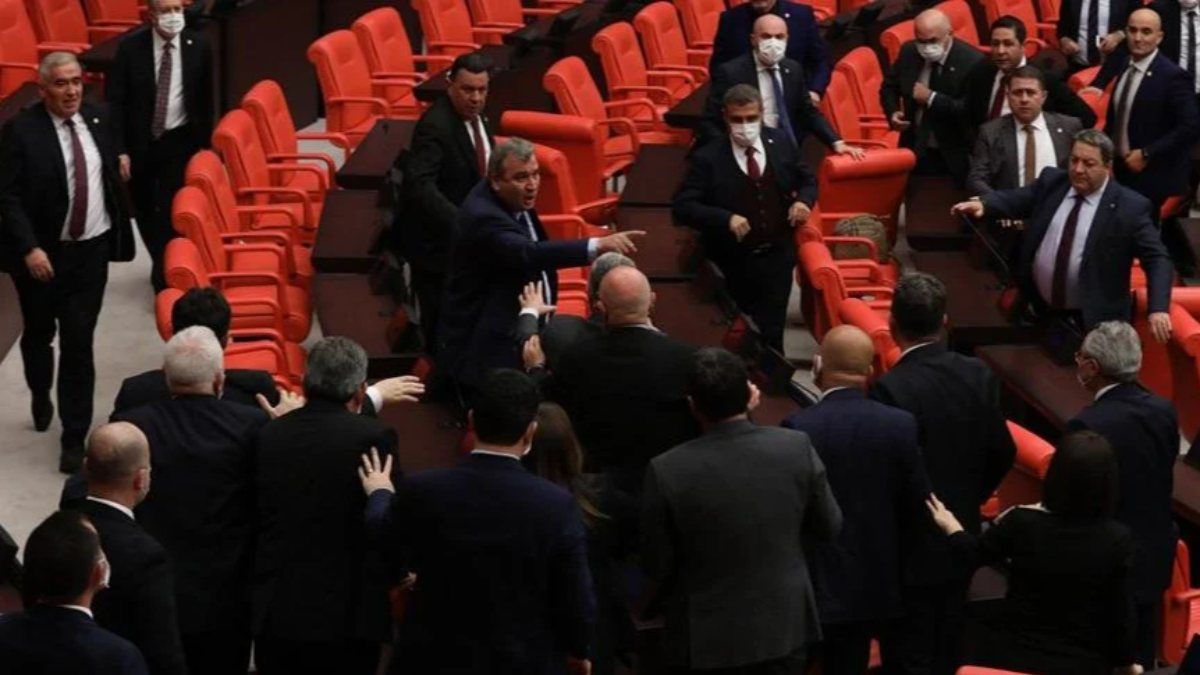 Meclis'te Seçim Kanunu gerginliği