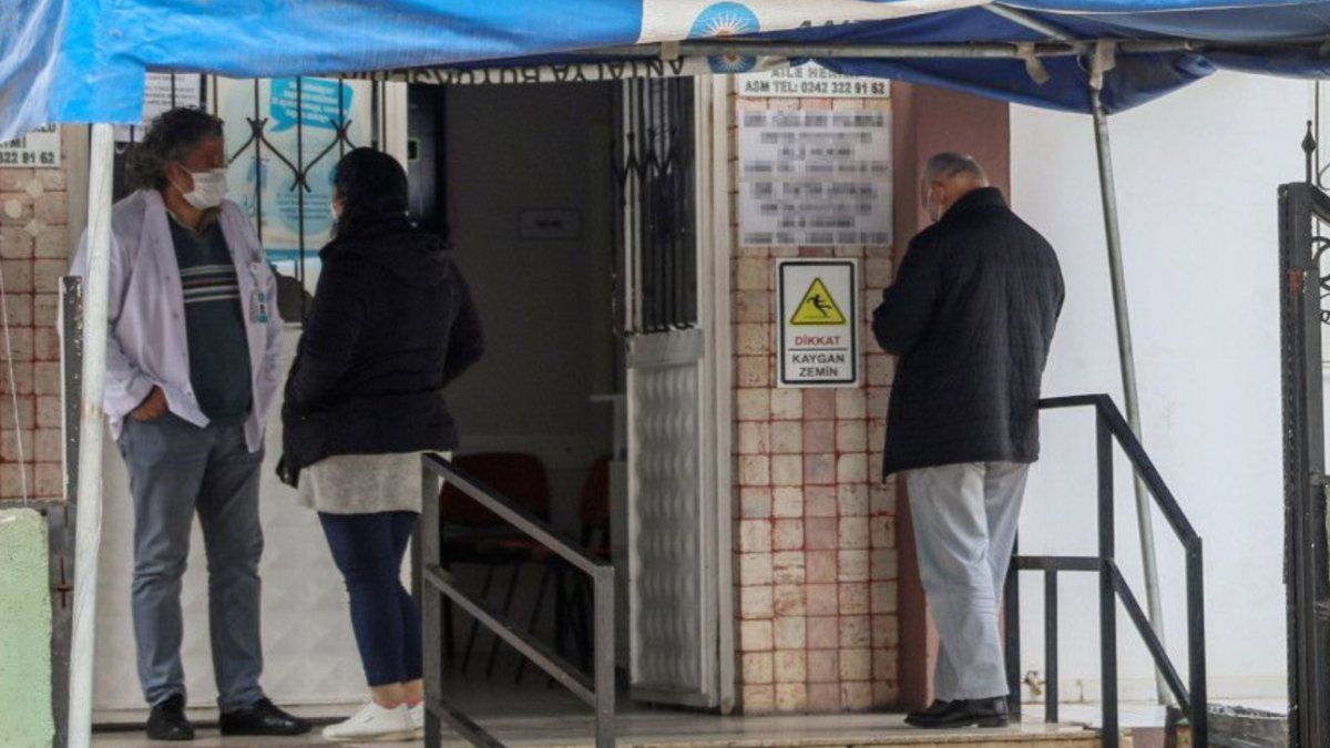 Antalya'daki sağlık merkezine gelen hastalar dışarıda muayene oluyor