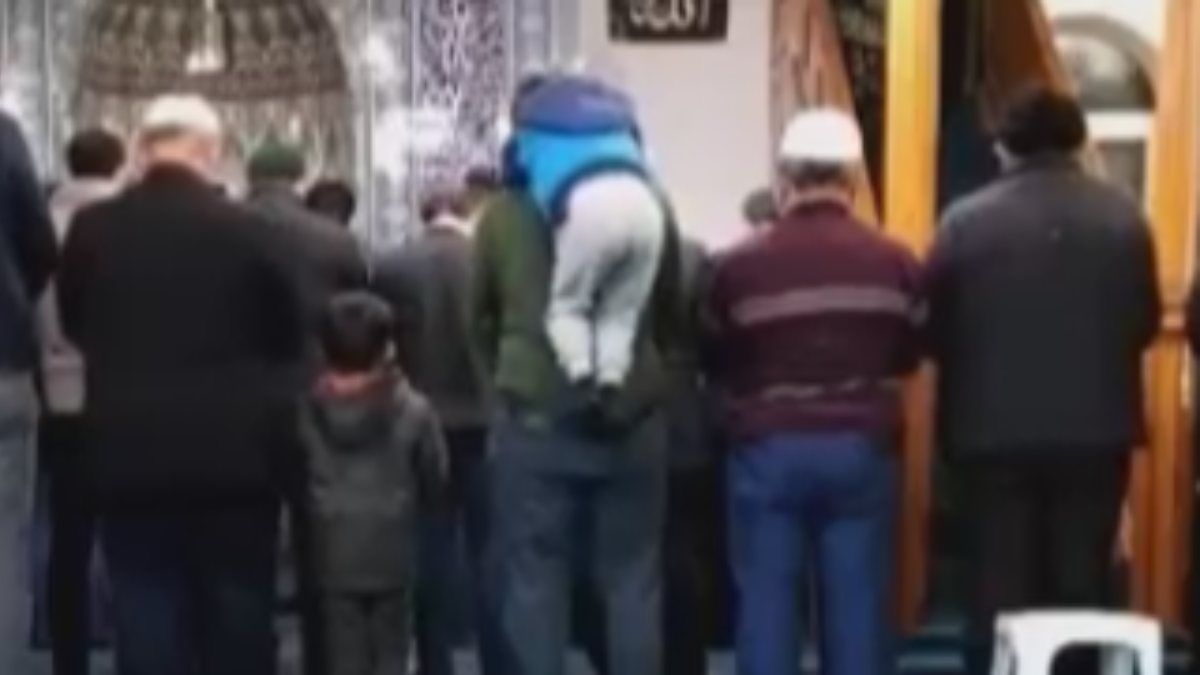 Antalya'da namaz kılan babasının sırtına çıkan ufaklık