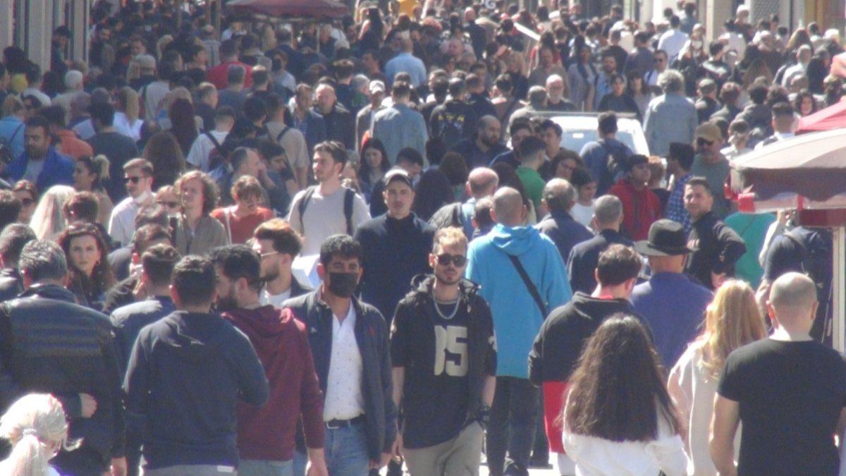 İstiklal Caddesi ve Taksim'de bahar yoğunluğu