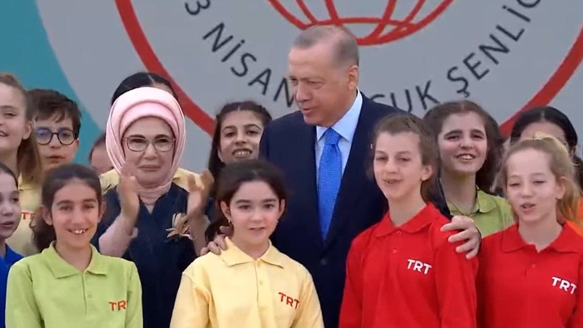 Cumhurbaşkanı Erdoğan 23 Nisan etkinliğinde çocuklarla şarkı söyledi