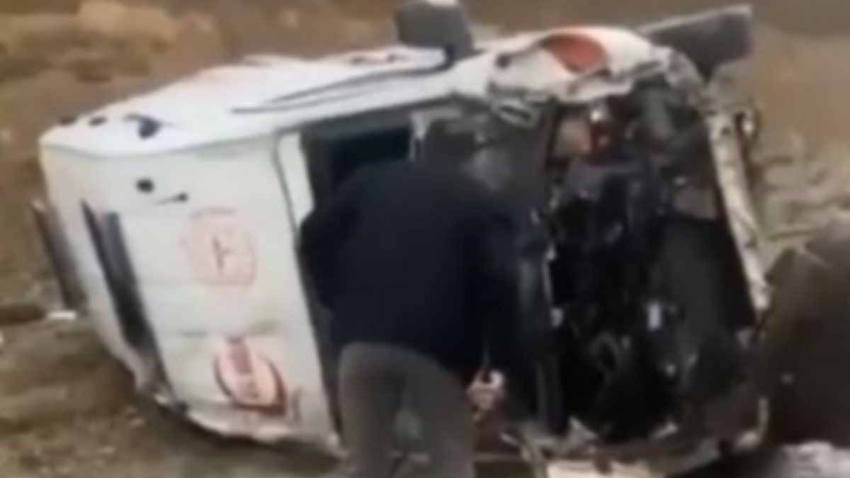 Van'da hasta taşıyan ambulans yan yattı: 5 yaralı