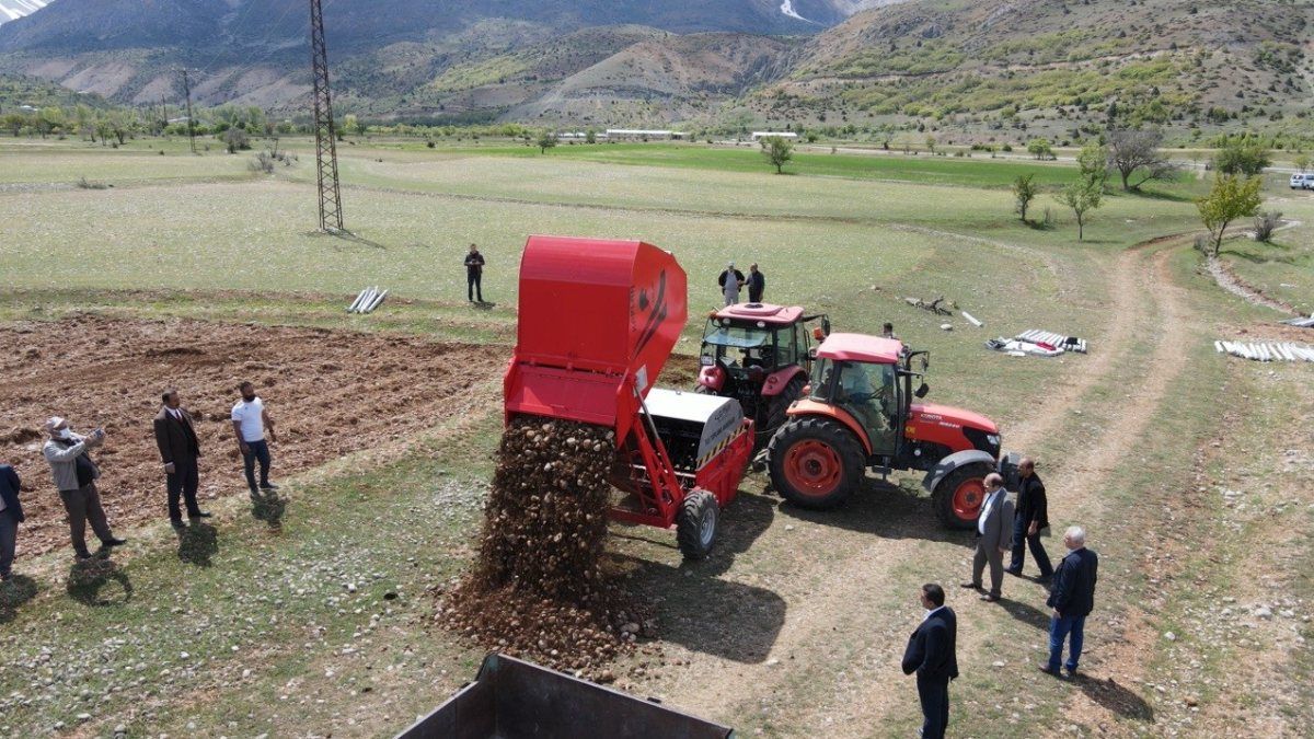Erzincan'da taş toplama makinesi çiftçilerin kullanımına sunuldu