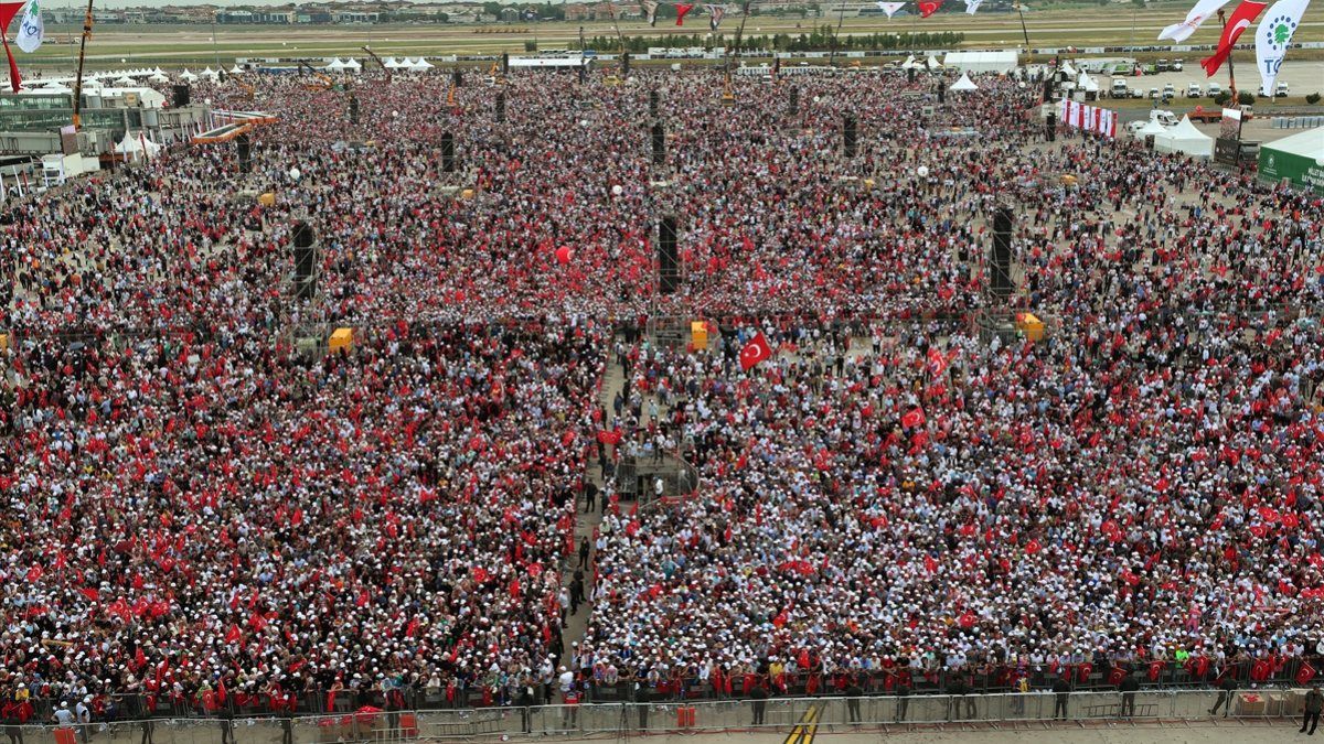 İstanbul'daki fetih kutlamalarına 560 bin kişi katıldı