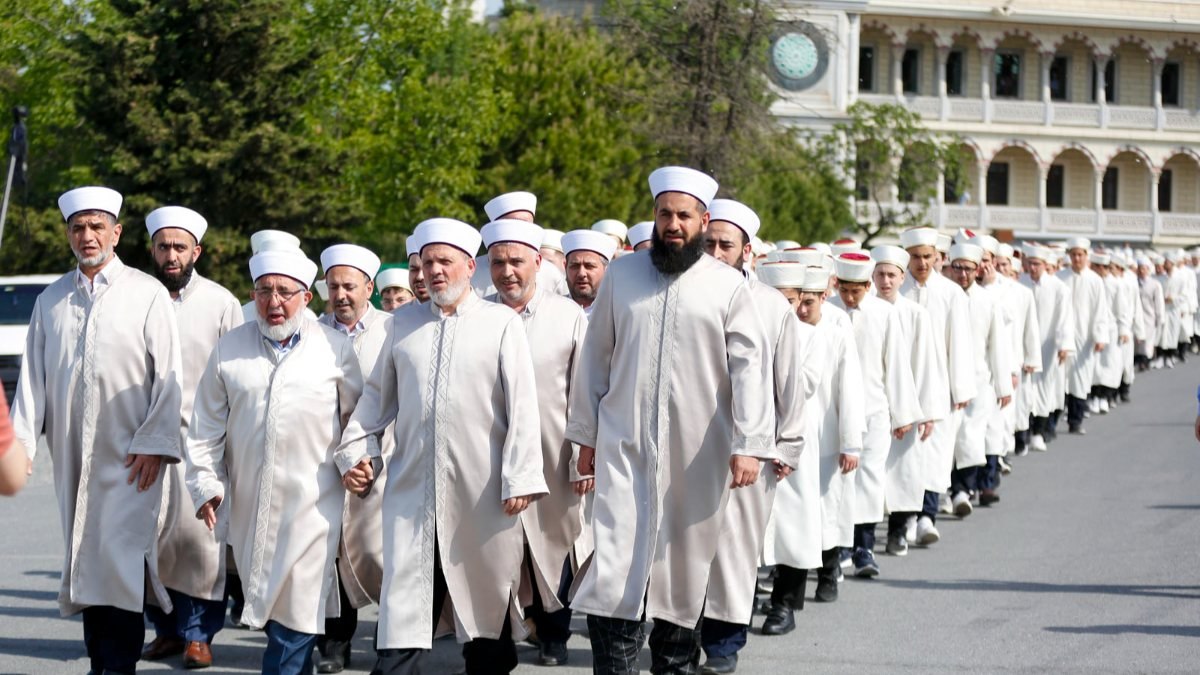 Yeşil Cami Kuran Kursu'ndaki 393 hafız, icazetle taçlandı