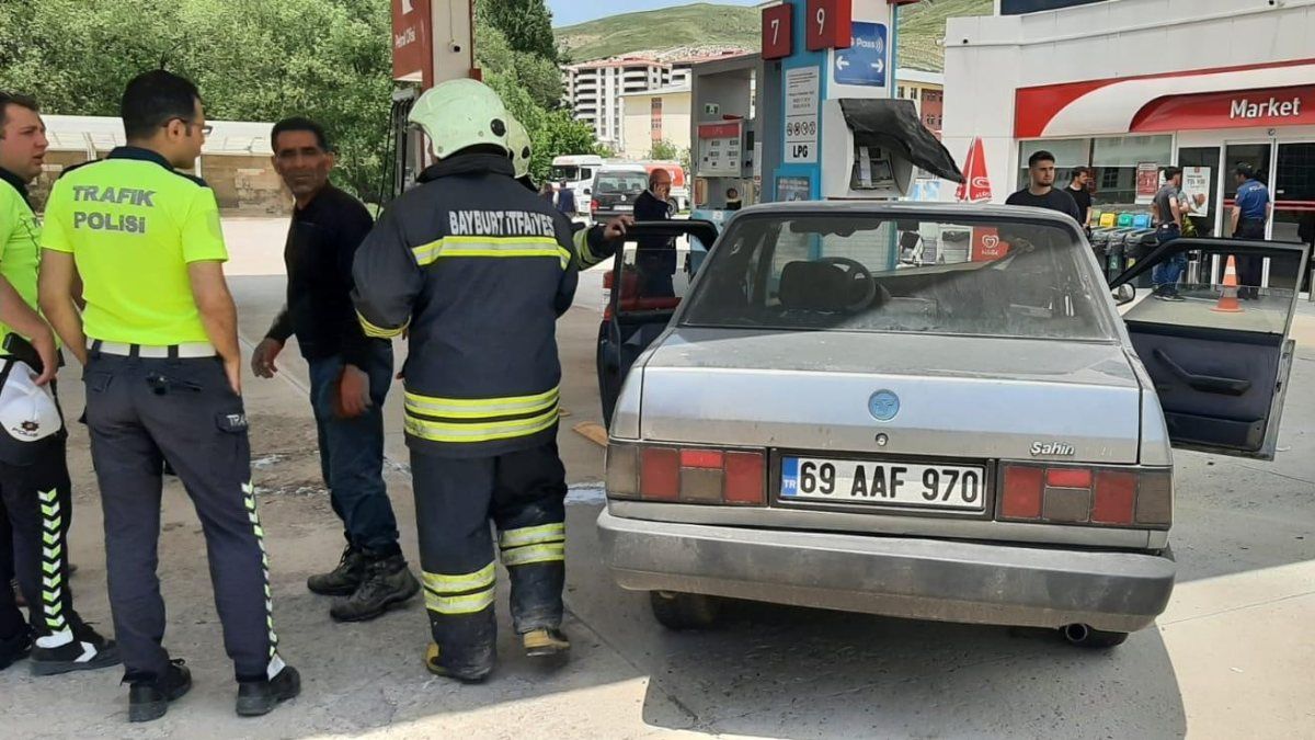 Bayburt'ta freni tutmayan araba benzinlikteki pompaya çarptı