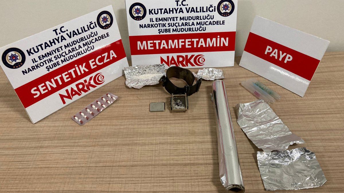 Kütahya'daki bakkalın veresiye defterinden uyuşturucu çıktı