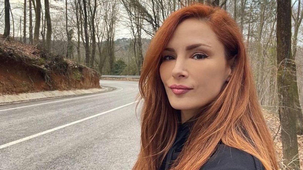 Mine Tugay kalçadan frikik verdi, görenin aklı çıktı! Süper minisiyle güneş banyosu...