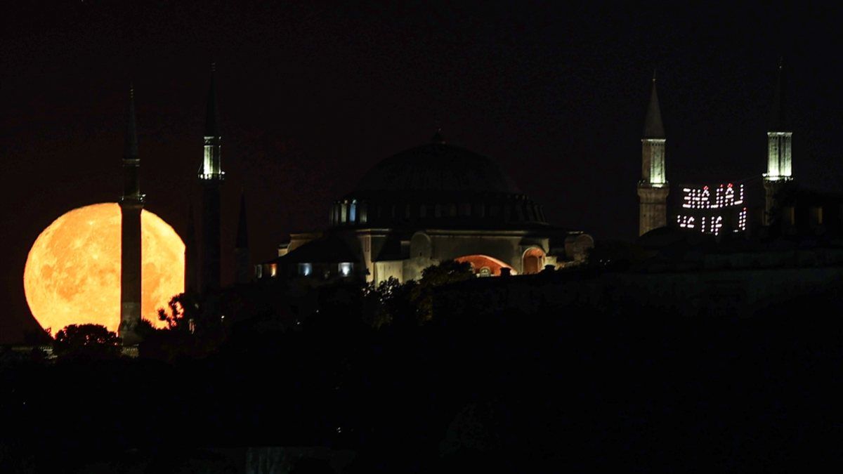 İstanbul'da büyüleyen dolunay görüntüleri