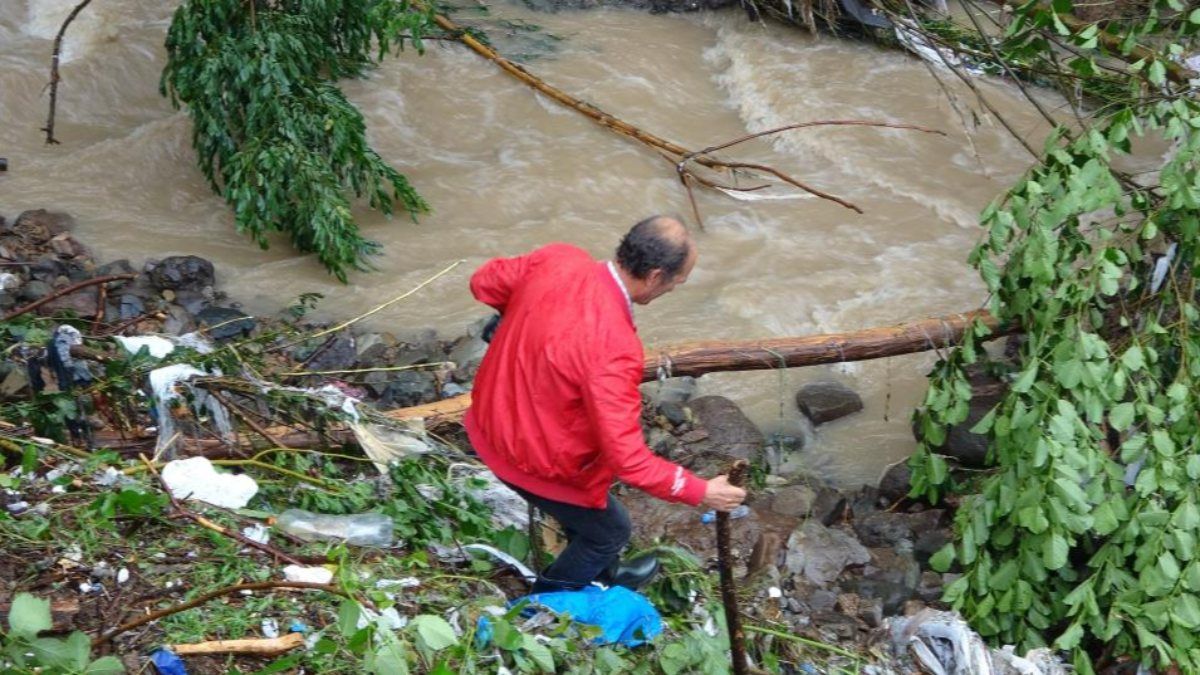 Ordu'da evine gitmek isteyen vatandaş dereden karşıya geçti