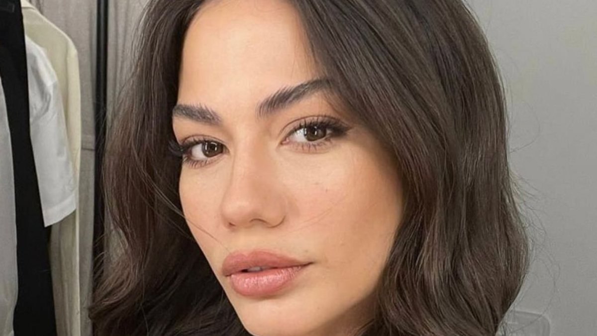 Demet Özdemir'in kısa parlak bluzunun fiyatı şaşkına çevirdi!