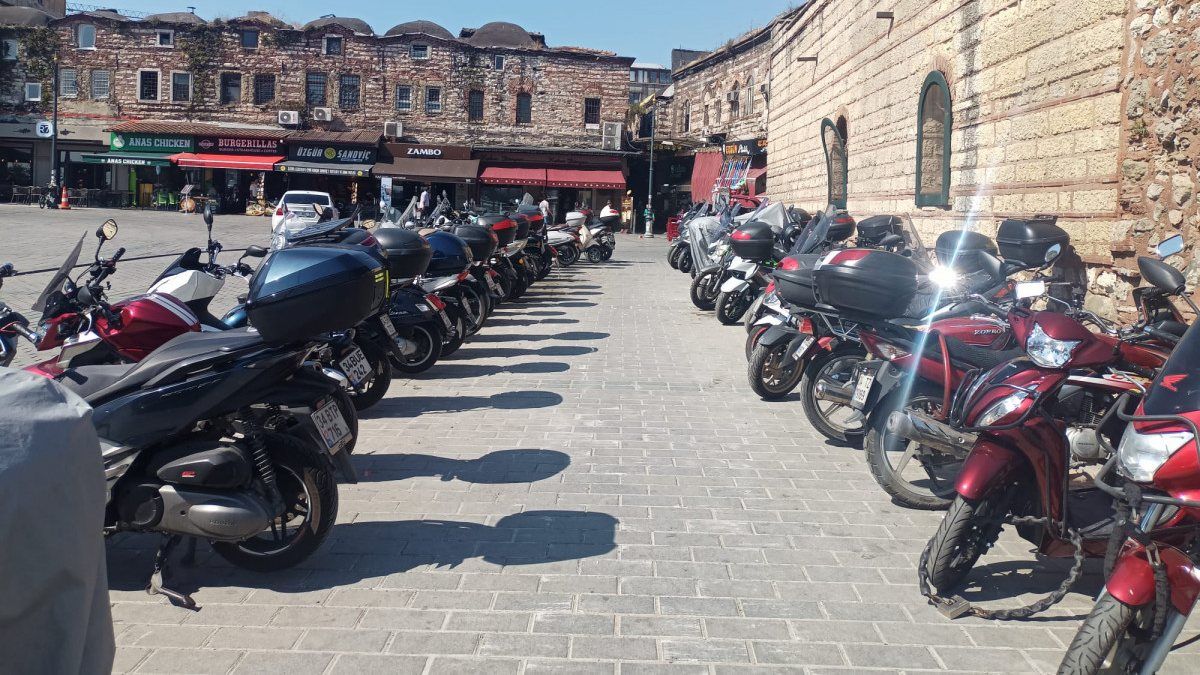 Eminönü'nde park edilen onlarca motosiklet tepki topluyor