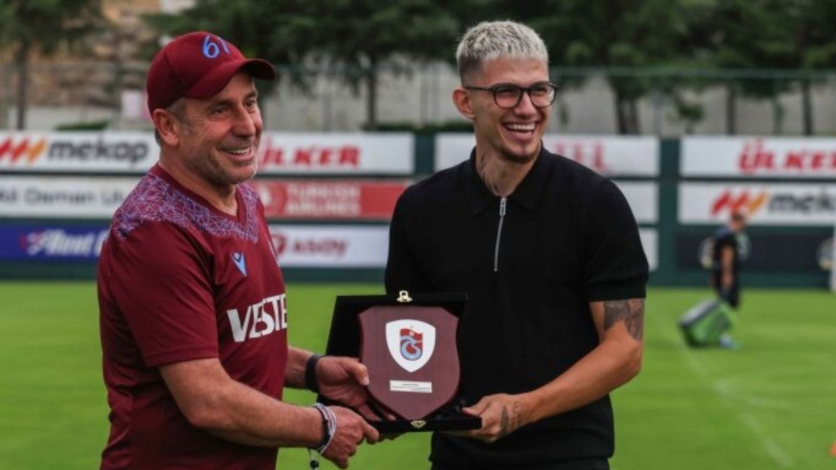 Arabistan'a transfer olan Berat Özdemir, personellere saat hediye etti