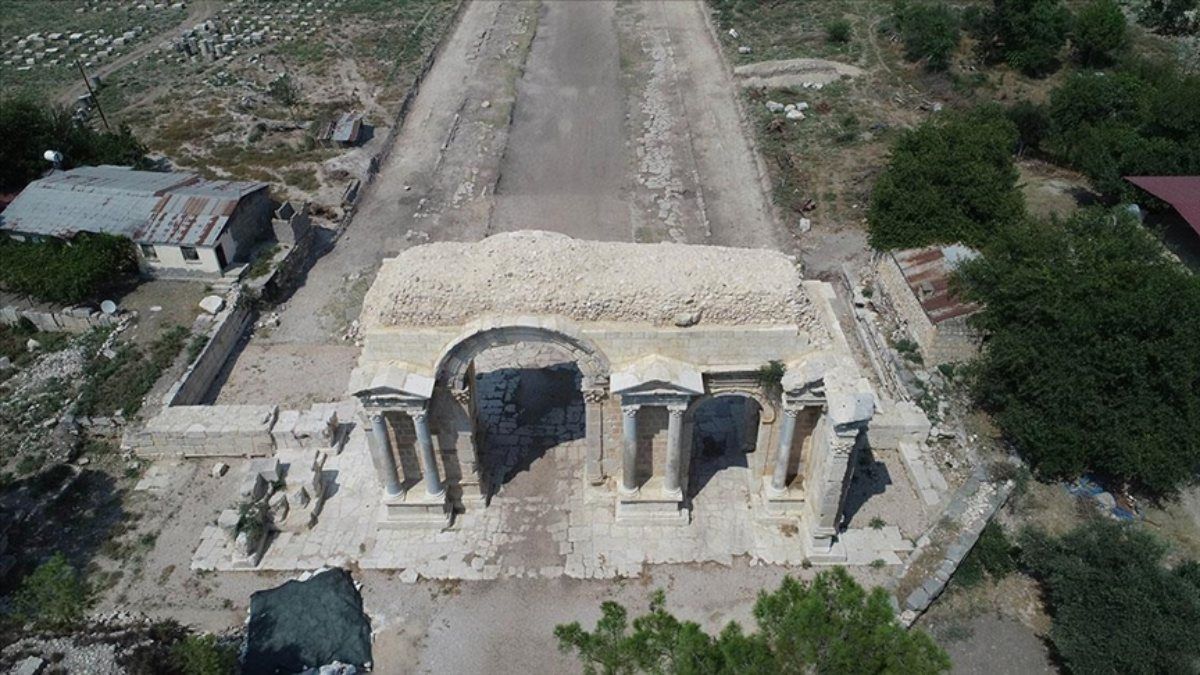 Adana'da Anavarza Antik Kenti'nde gladyatör mezarları keşfedildi