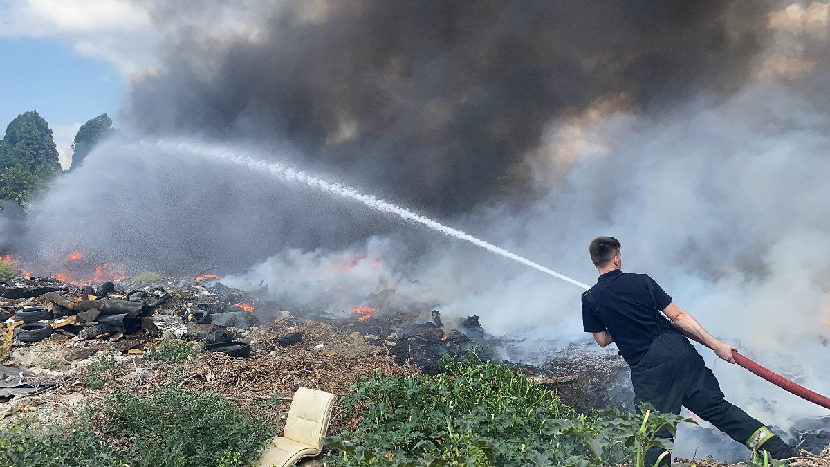 Bursa'da hurdalıktaki araç lastikleri ateşe verildi: Dumanlar gökyüzünü kapladı