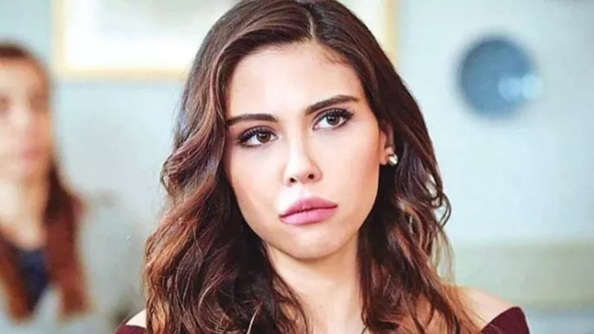Dilara Aksüyek'ten yürek hoplatan kare! Bikinisiyle ağaca yaslandı...