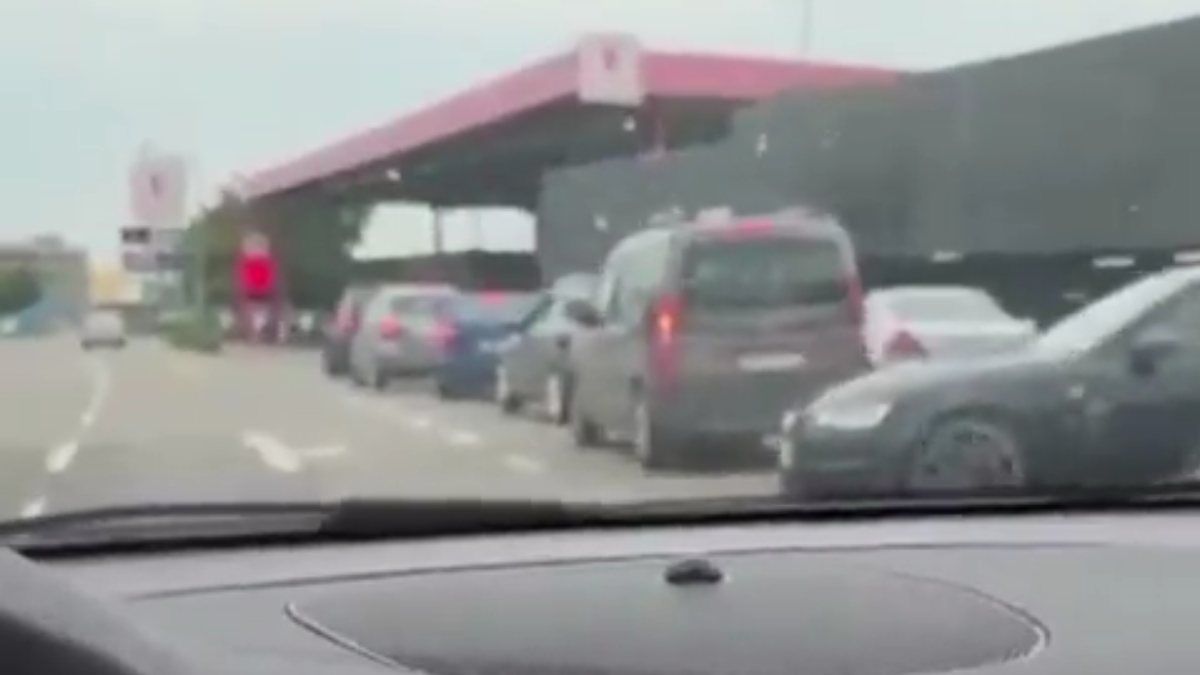 Almanya'da akaryakıta gelecek zam benzin istasyonlarında kuyruk oluşturdu