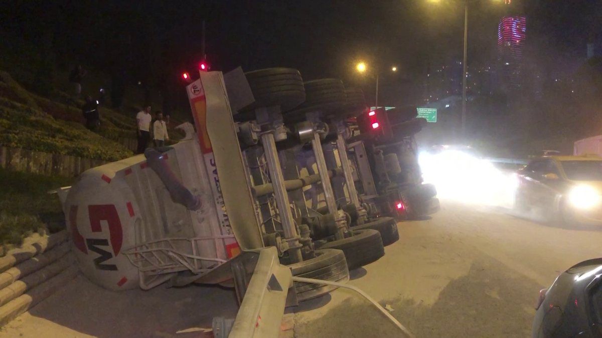 Ataşehir'de beton mikseriyle minibüs çarpıştı: 2 yaralı