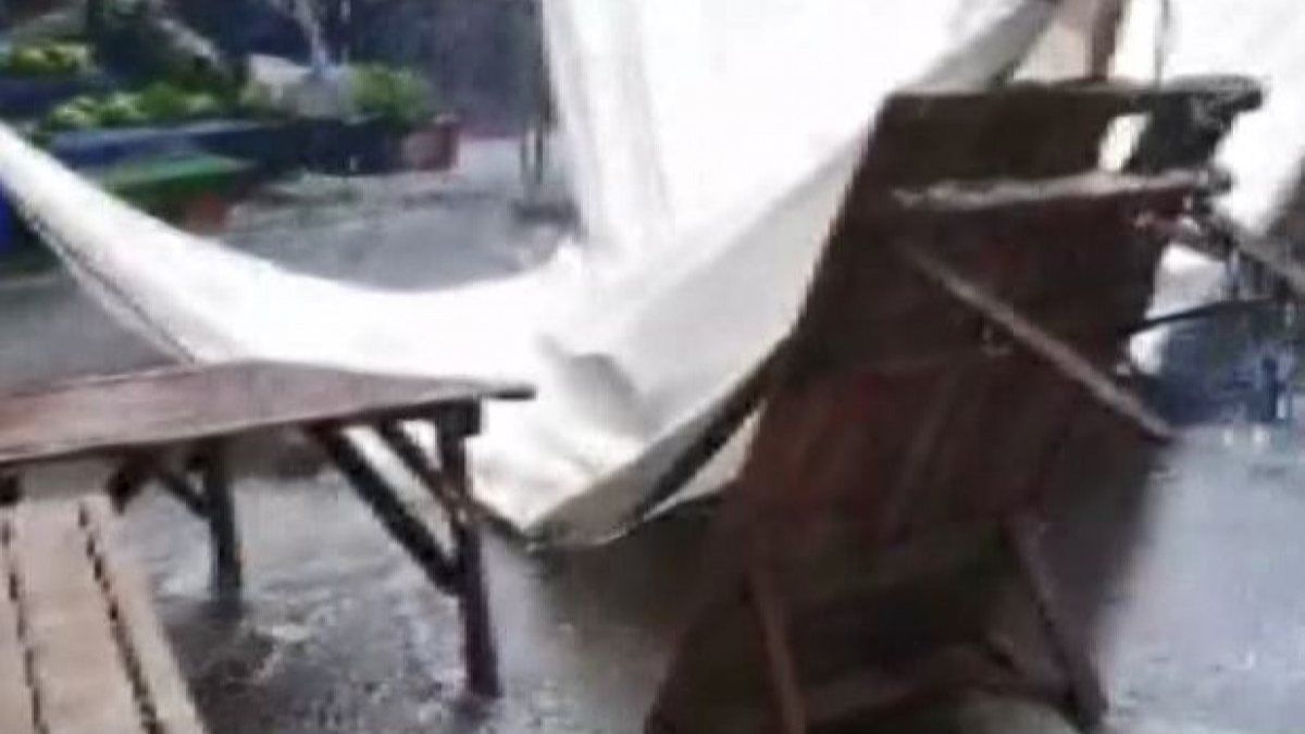 Küçükçekmece’de, yağmur yağınca pazarı su bastı