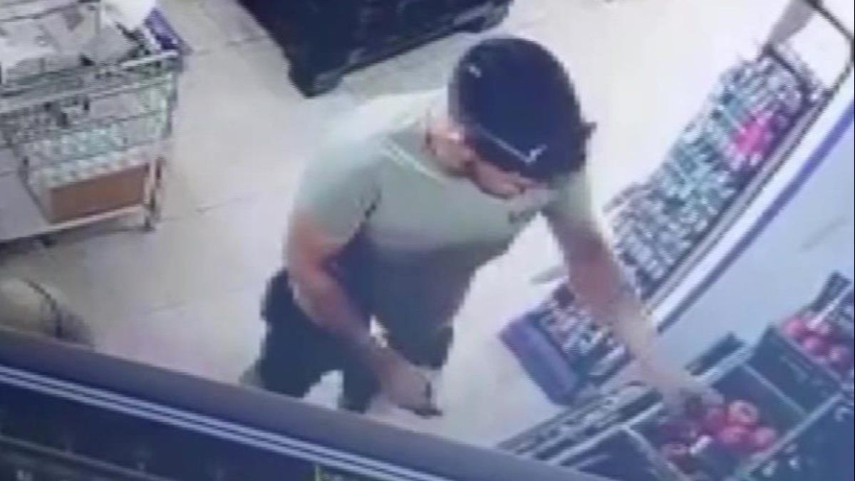 Denizli'de markette unutulan cep telefonunun çalındığı anlar kamerada