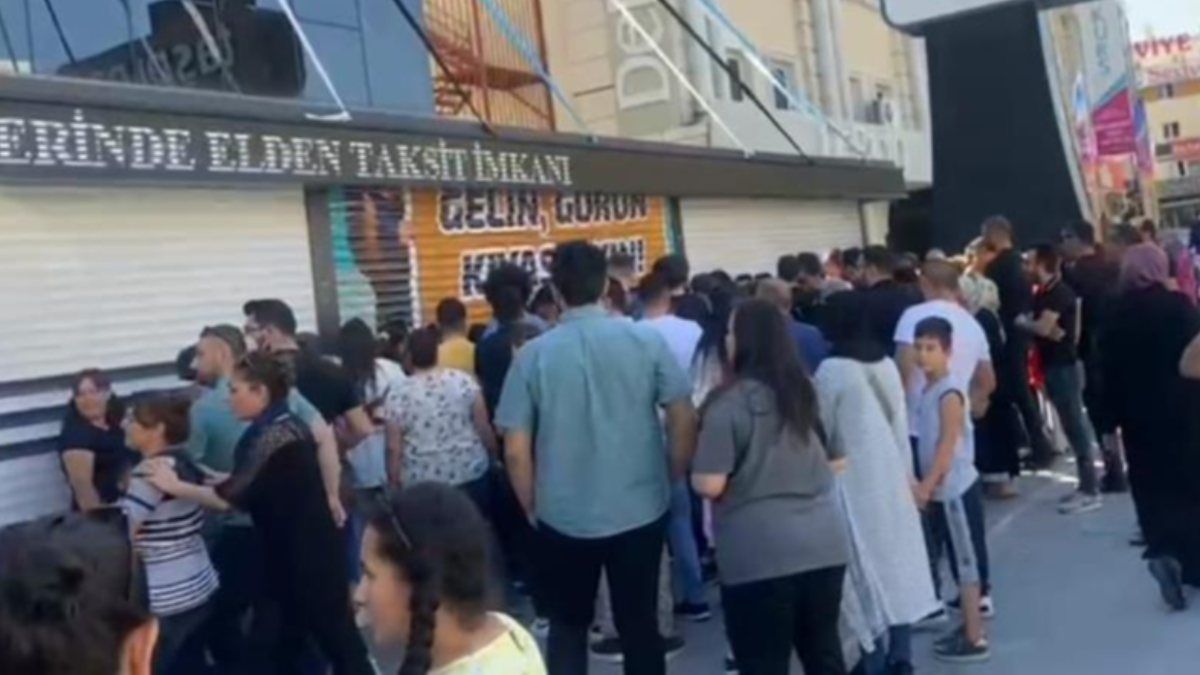 Ankara'da mağazanın açılışına özel yapılan indirim izdihama neden oldu