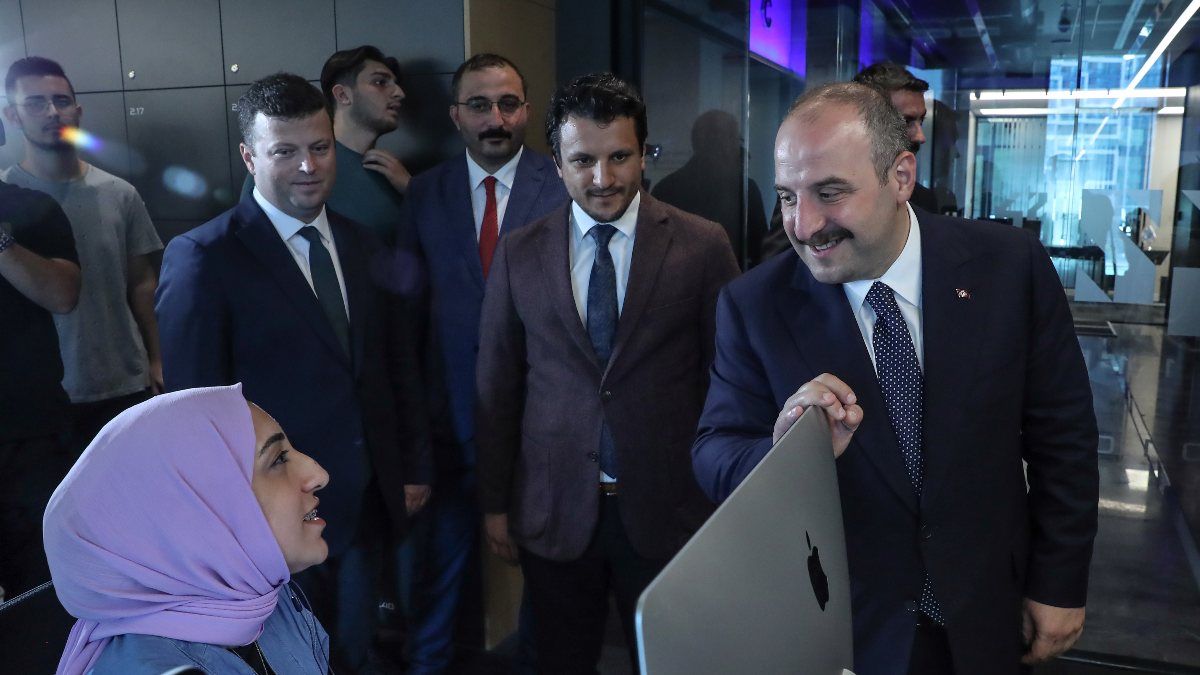 Mustafa Varank, 42 İstanbul yazılım okulunda gençlerle buluştu