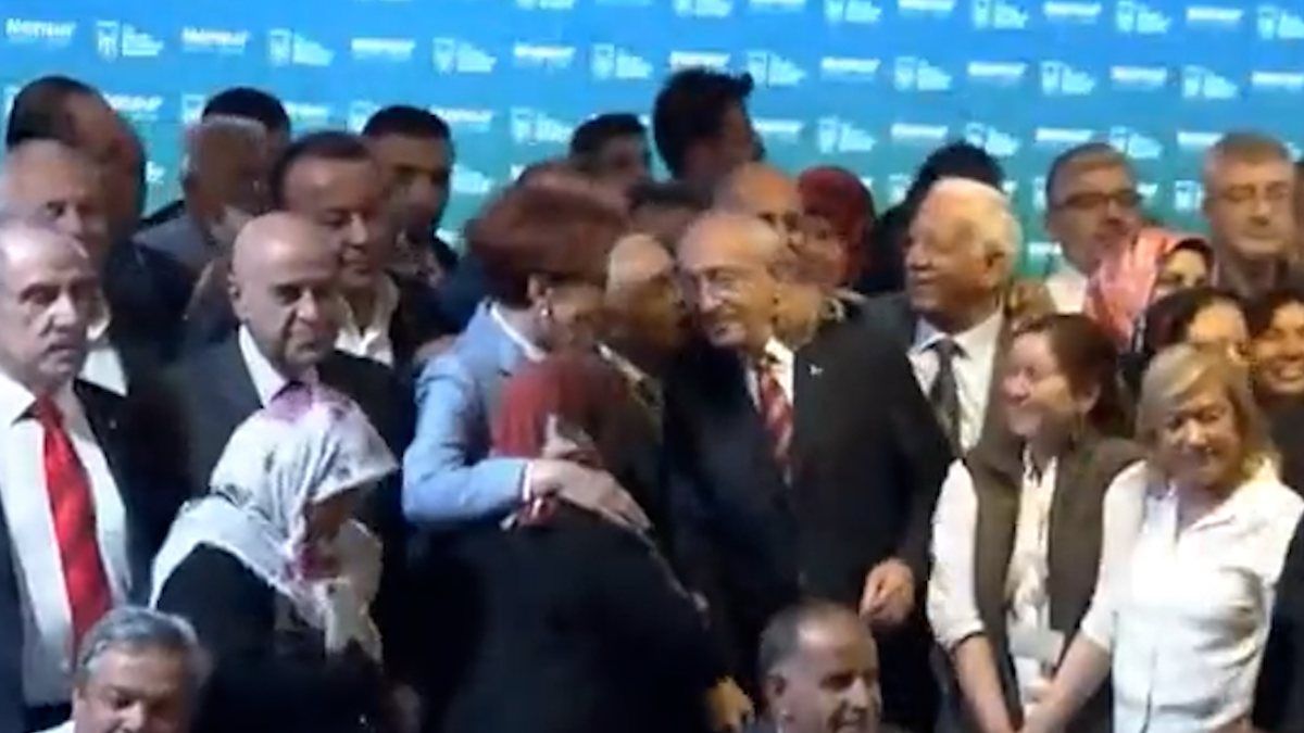 Çiftçinin Kemal Kılıçdaroğlu'na sarılıp öptüğü anlar kameralara yansıdı