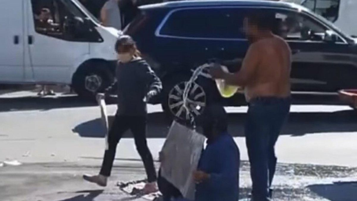 İzmir'de ceza kesilen seyyar satıcının benzinli eylemi