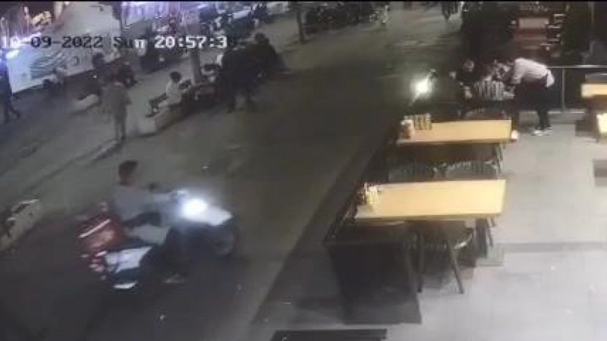 Zeytinburnu'nda moto kuryelerin motosikletini kullanan garson kaza yaptı