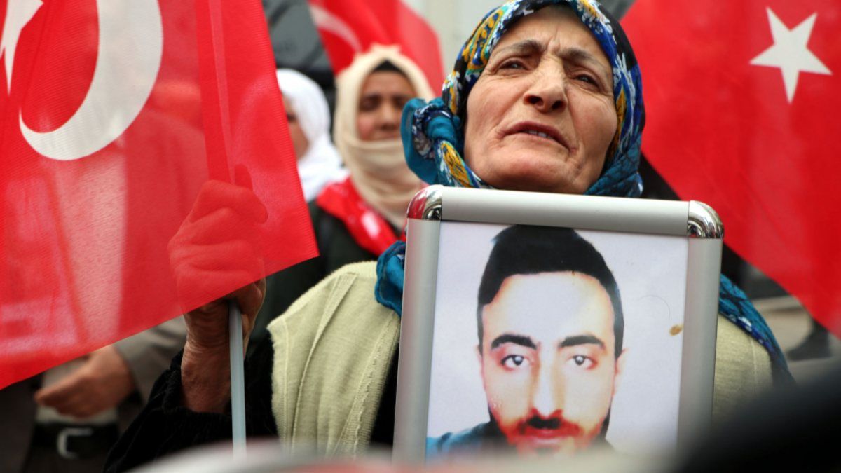 Van'da evlat nöbetindeki ailelerin sesi müzikle bastırılmaya çalışıldı