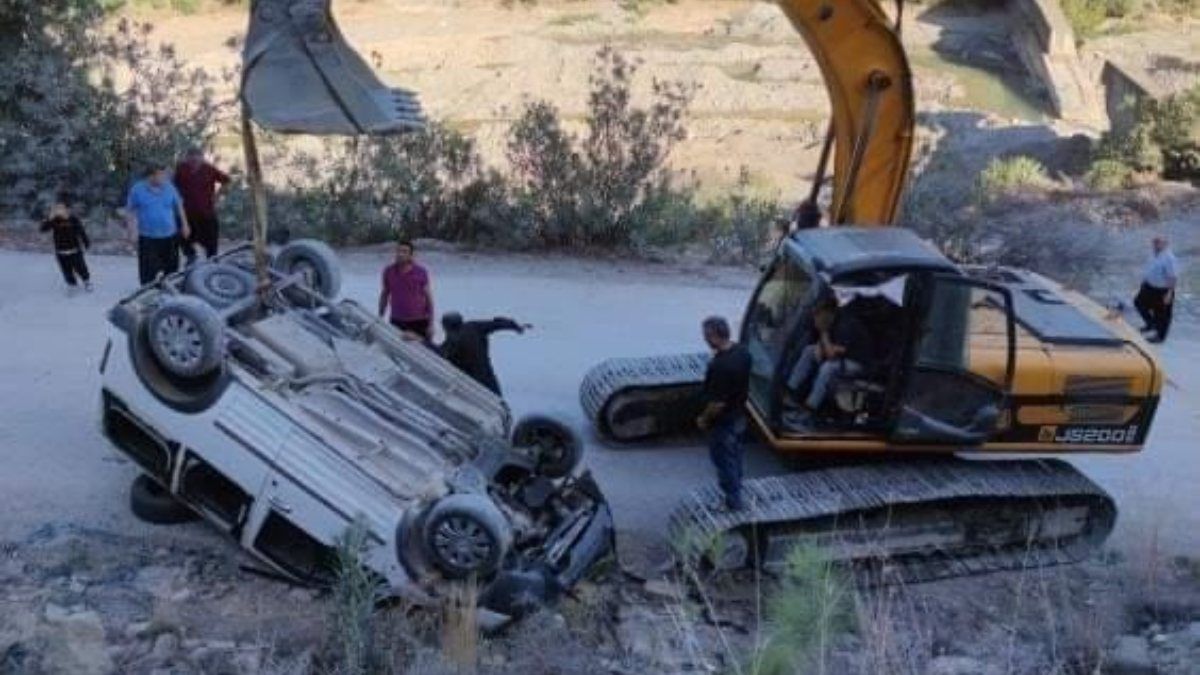 Adana'da uçuruma düşen otomobil halatla çıkarıldı